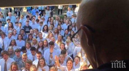 разплакващо 400 ученици пеят дома болния учител видео