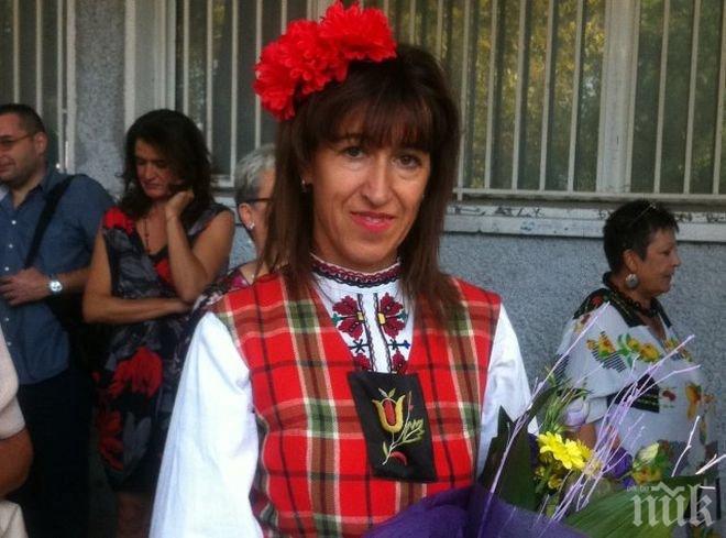 Директорка посрещна учениците си в народна носия