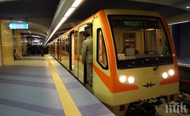 ИЗВЪНРЕДНО В ПИК! Дядо с бастун блокира метрото - мотрисите замръзнаха, спря токът 