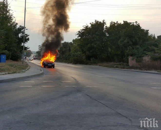 Кола на газ пламна в движение във Варна и изгоря като факла