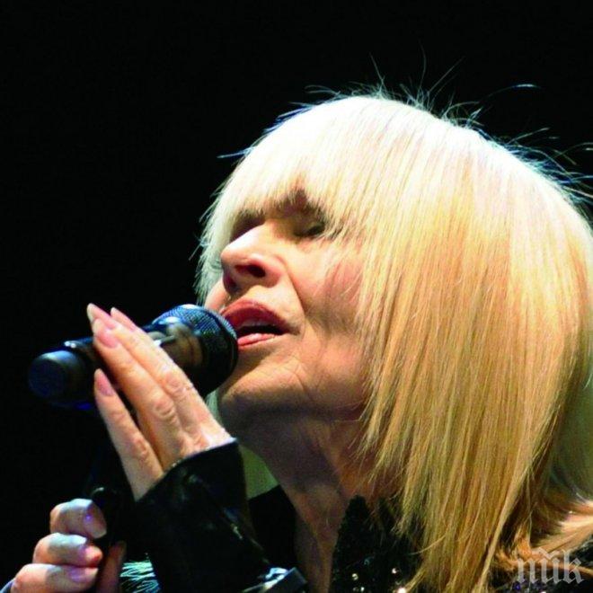 САМО В ПИК И РЕТРО! Лили рухна на сцената