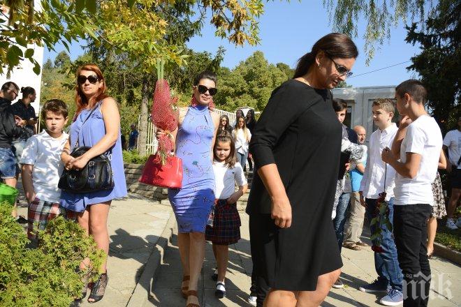ФОТО БОМБА В ПИК! Ани Салич отчаяна в първия учебен ден - изпрати децата на училище без мъжа си (ПАПАРАШКИ СНИМКИ) 