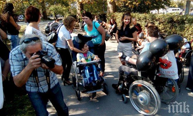 Родители на деца с увреждания на протест, въпреки обещанията на Борисов - БСП яхнаха недоволството (СНИМКИ)