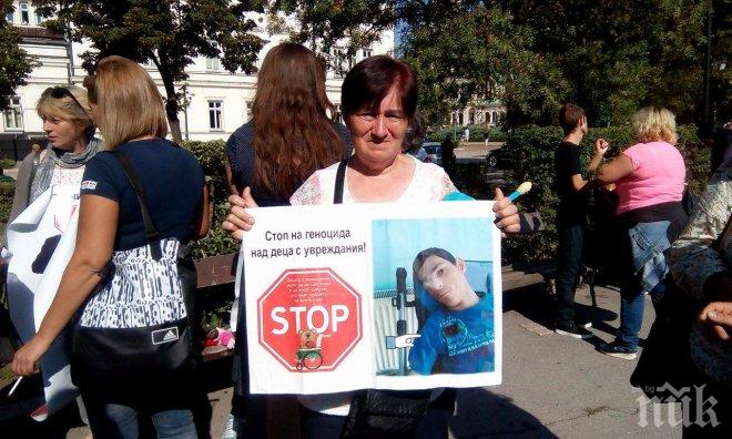 ПИК TV: Майките на деца с увреждания искат правителството да спре геноцида над тях