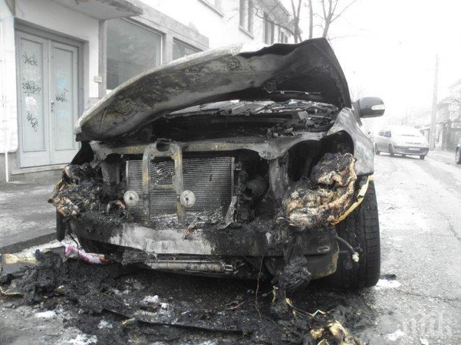 ИЗВЪНРЕДНО! Подпалиха с коктейл Молотов джипа на гръцки бизнесмен в Петрич