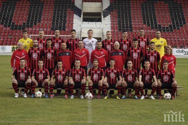 Локо (Сф) подари футболни топки на първолаци в Надежда