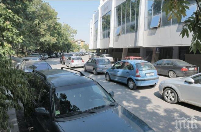 Пешеходни алеи от Борисовата се превърнаха в незаконен паркинг (СНИМКИ)