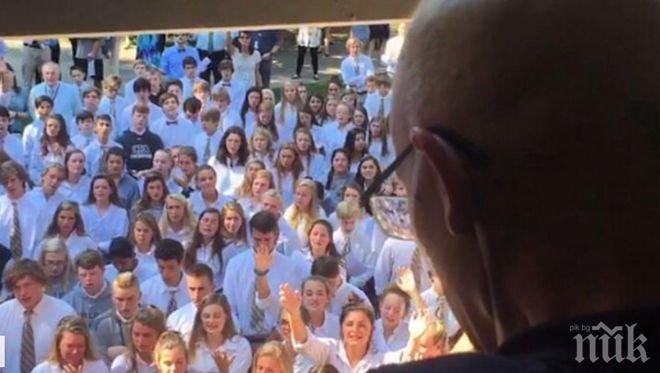 Разплакващо: 400 ученици пеят пред дома на болния си учител (ВИДЕО)
