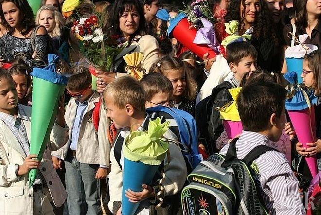 ПИК TV: 66 611 първолаци за първи път ще чуят училищния звънец. На добър час!