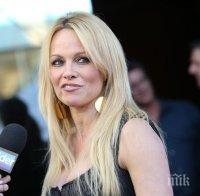 Феновете пощуряха! Памела пак гола в 