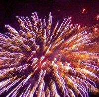 Украинци изстреляха фойерверки срещу руското посолство в Киев