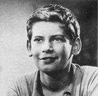 ЗАГАДКА! Познайте кое е това момченце! Той е сред секссимволите на родното кино