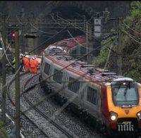 Пътнически влак се блъсна в свлачище и удари друг