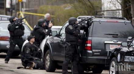 екшън двама души ранени стрелба канадски мол