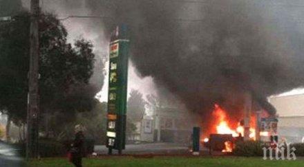 бензиностанцията където витрина наряза жена част каръшка верига