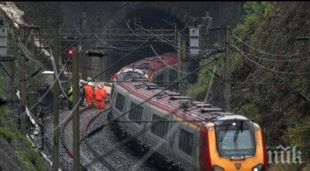 пътнически влак блъсна свлачище удари друг