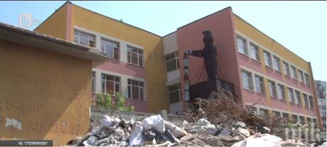 Сметище под прозорците на училище в Пловдив пръска воня