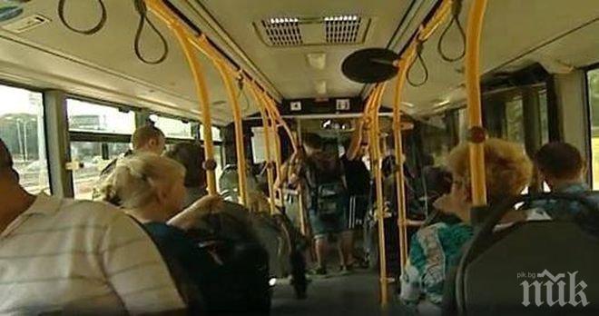 Кошмар в столицата! Автобус на градския транспорт затисна на вратата майка с количка 