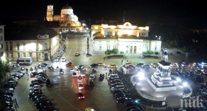 ПЪРВО В ПИК TV: Извънредно положение в София: Хиляди столичани събудени от невиждано шествие на мотори (ОБНОВЕНА)