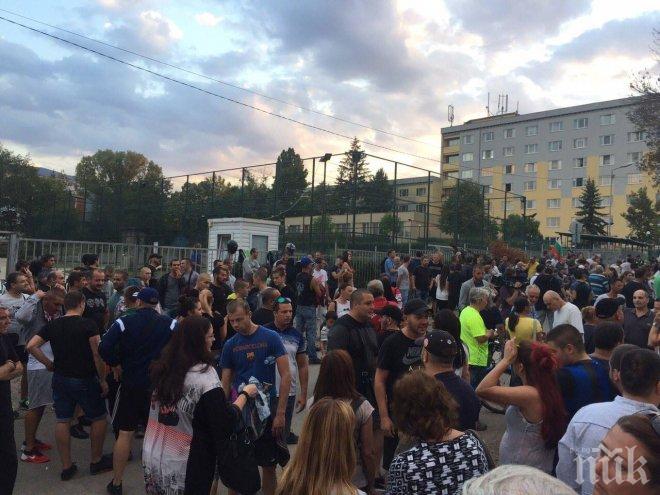 ИЗВЪНРЕДНО В ПИК TV: Над 400 души протестират в Овча Купел! Жителите на квартала се страхуват да излизат (ВИДЕО И СНИМКИ)
