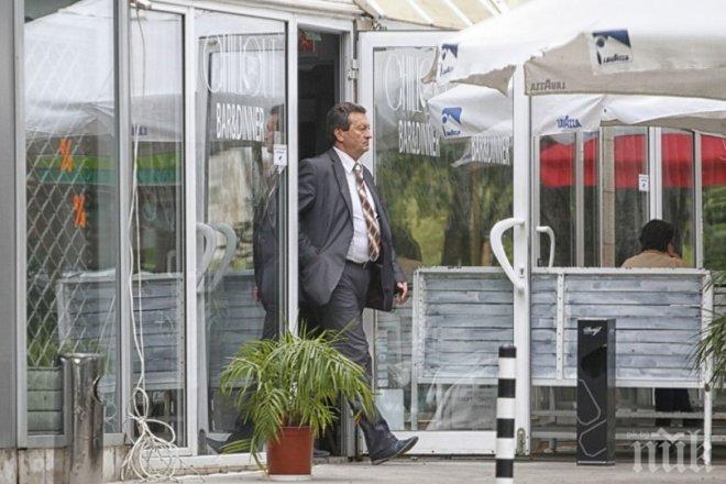 ФОТО БОМБА В ПИК И РЕТРО! Червеният депутат Таско Ерменков пие бира и кара (ПАПАРАШКИ СНИМКИ)