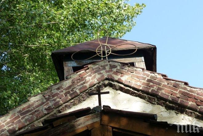 Срути се покривът на манастира в Триводици 