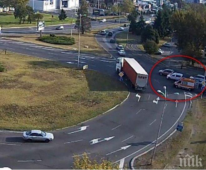 ТЕЖКА КАТАСТРОФА! „Ауди“ помете бургазлийка на кръговото до Метро
