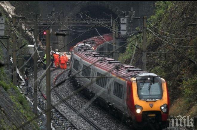 Пътнически влак се блъсна в свлачище и удари друг