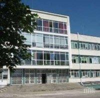 Паника в Немската гимназия в Бургас! Мазилка се срути в коридора на осмокласниците