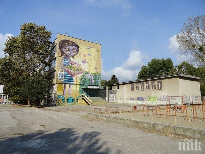 ПИК TV: Огромен графит разкраси варненска гимназия за новата учебна година