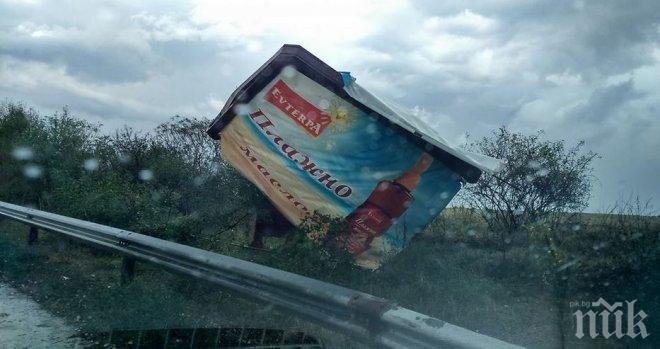 Край Девня е страшно! Вятърът помита и мачка всичко по пътя си. Билборд стана на хармоника