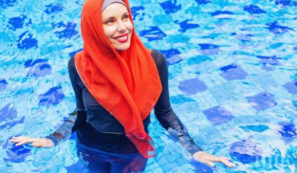 Австралийка с дизайнерски буркини натирена от френски плаж