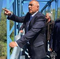 ИЗВЪНРЕДНО В ПИК! Борисов спря кортежа си на мост при тълпа млади ентусиасти! (СНИМКИ)