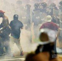 ТЕЖКА НОЩ! Полицията в Шарлът разпръсна демонстрантите със сълзотворен газ (СНИМКИ 18+)