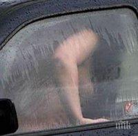 ГОРЕЩИ СТРАСТИ! Двойка се скъса от секс в кола насред Москва, едва не я катурна (ВИДЕО 18+)