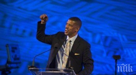 хвърлиха пай лицето кмета сакраменто справи нападателя видео