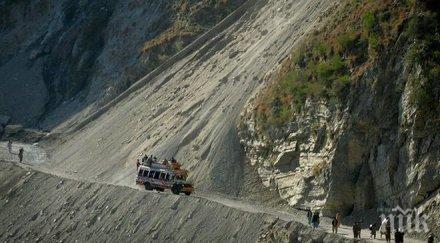 ужас пътя автобус падна река загинаха един оцеля видео