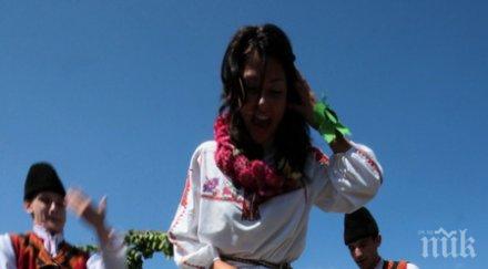 пик пресъздадоха древния тракийски ритуал мачкане грозде