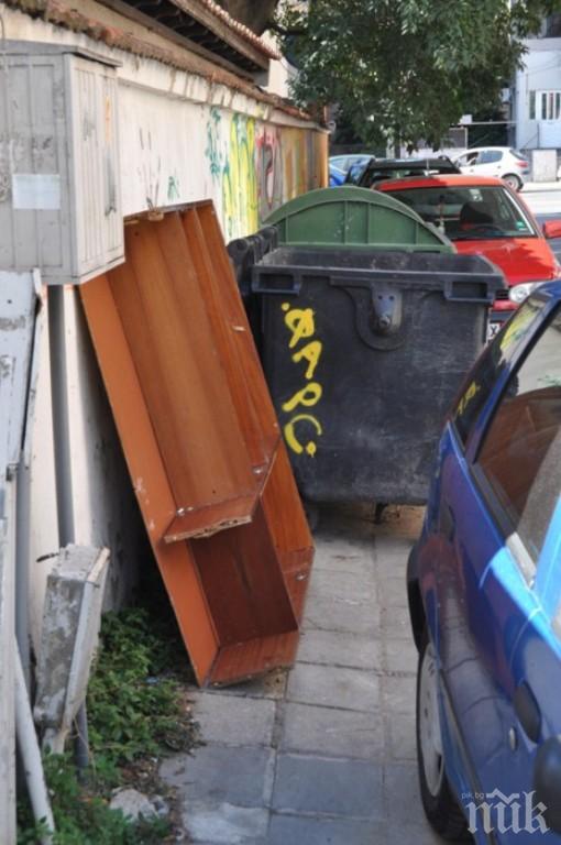 Престъпна активност! Поредна вандалщина срещу кмет в Петричко! Заринаха с боклуци входа на кметството в Кромидово (СНИМКА)
