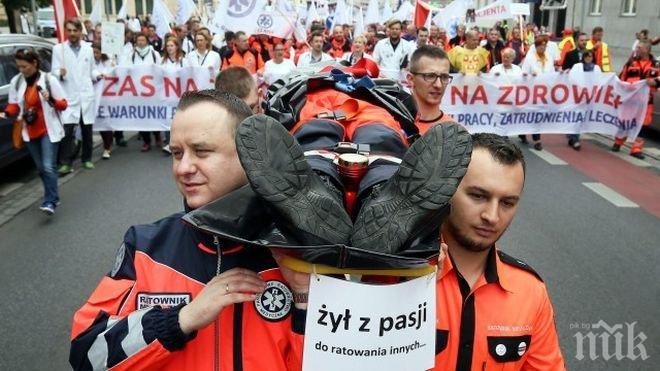 
Лекари на бунт! Медици излязоха на протест, искат незабавно повече пари от държавата
