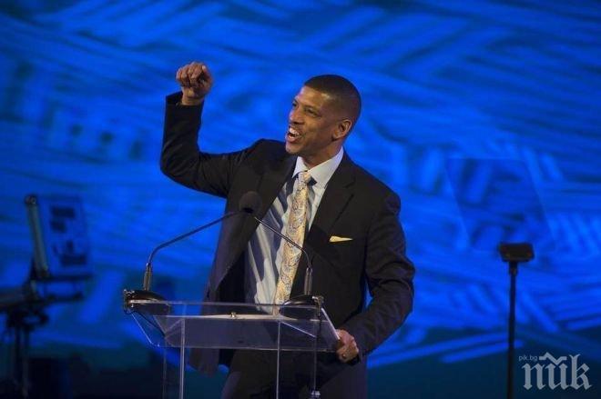 Хвърлиха пай в лицето на кмета на Сакраменто, той се справи с нападателя (ВИДЕО)