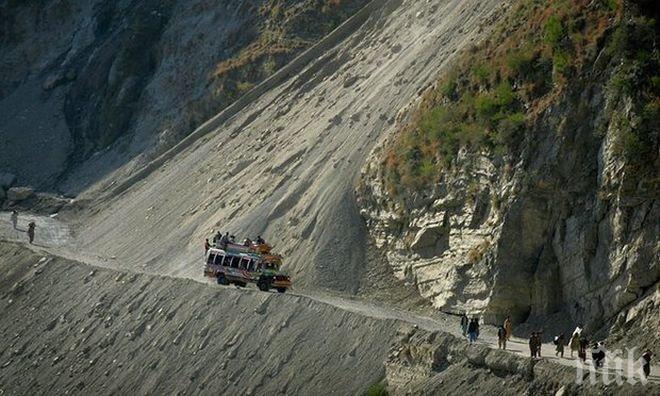 УЖАС НА ПЪТЯ! Автобус падна в река, 24 загинаха, само един оцеля! (ВИДЕО)
