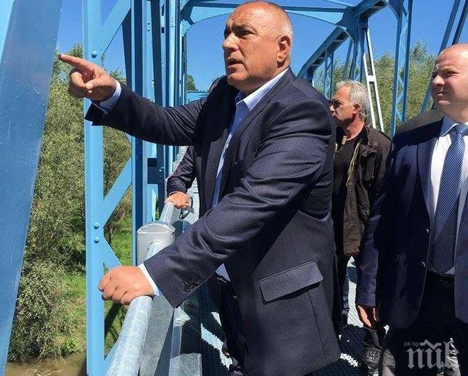 ИЗВЪНРЕДНО В ПИК! Борисов спря кортежа си на мост при тълпа млади ентусиасти! (СНИМКИ)