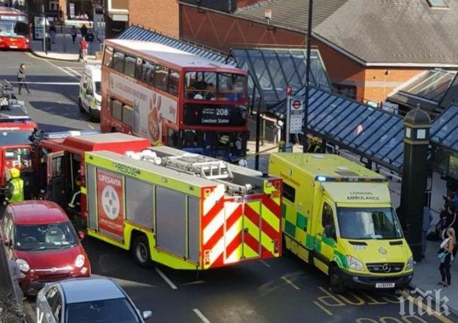 Ужас в Лондон! Автобус катастрофира близо до мол, има ранени!