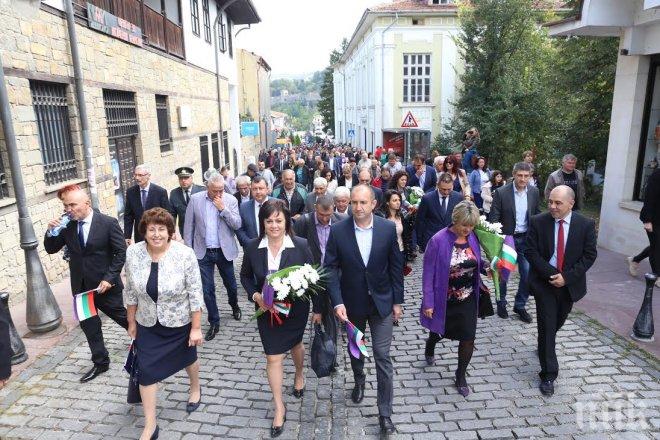 Корнелия Нинова: Бъдете горди и не навеждайте глави пред никого, освен пред героите ни