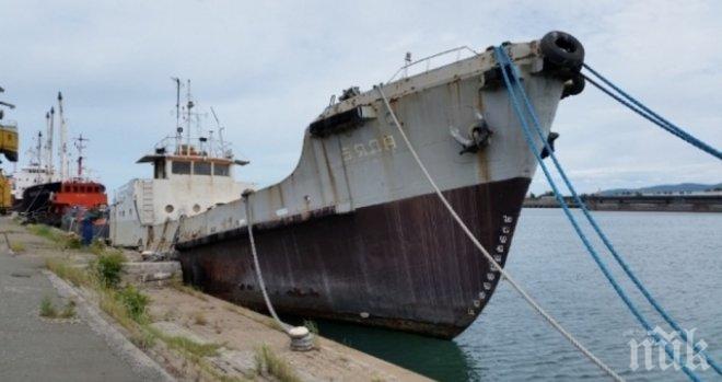 Продават кораб на цената на кола