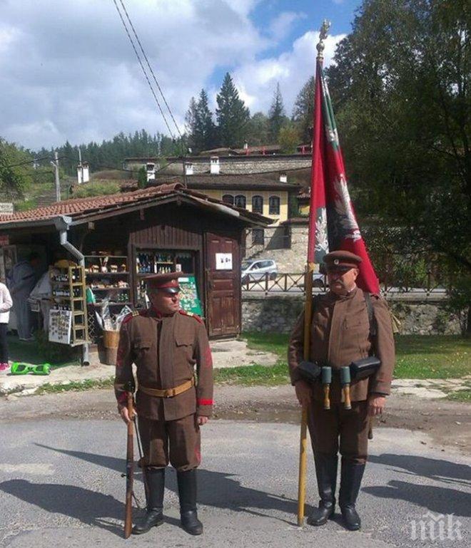 Пушки, знамена и униформи в Копривщица за 108 години от обявяването на Независимостта на България (СНИМКИ)