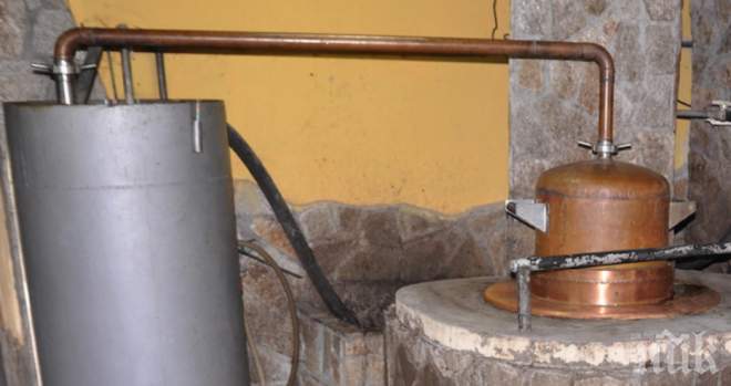 ЧЕТИ ЕТИКЕТА! Готвят поскъпване и на домашната ракия!