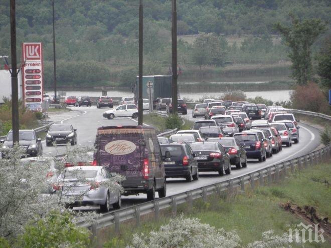 Тапа на Симитли! Шофьорите са изнервени още от сега