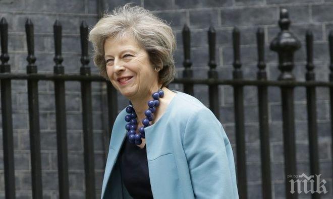 Британците удариха рамо на премиера Мей